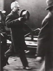 Trotski arriveert in Parijs (sepia foto)